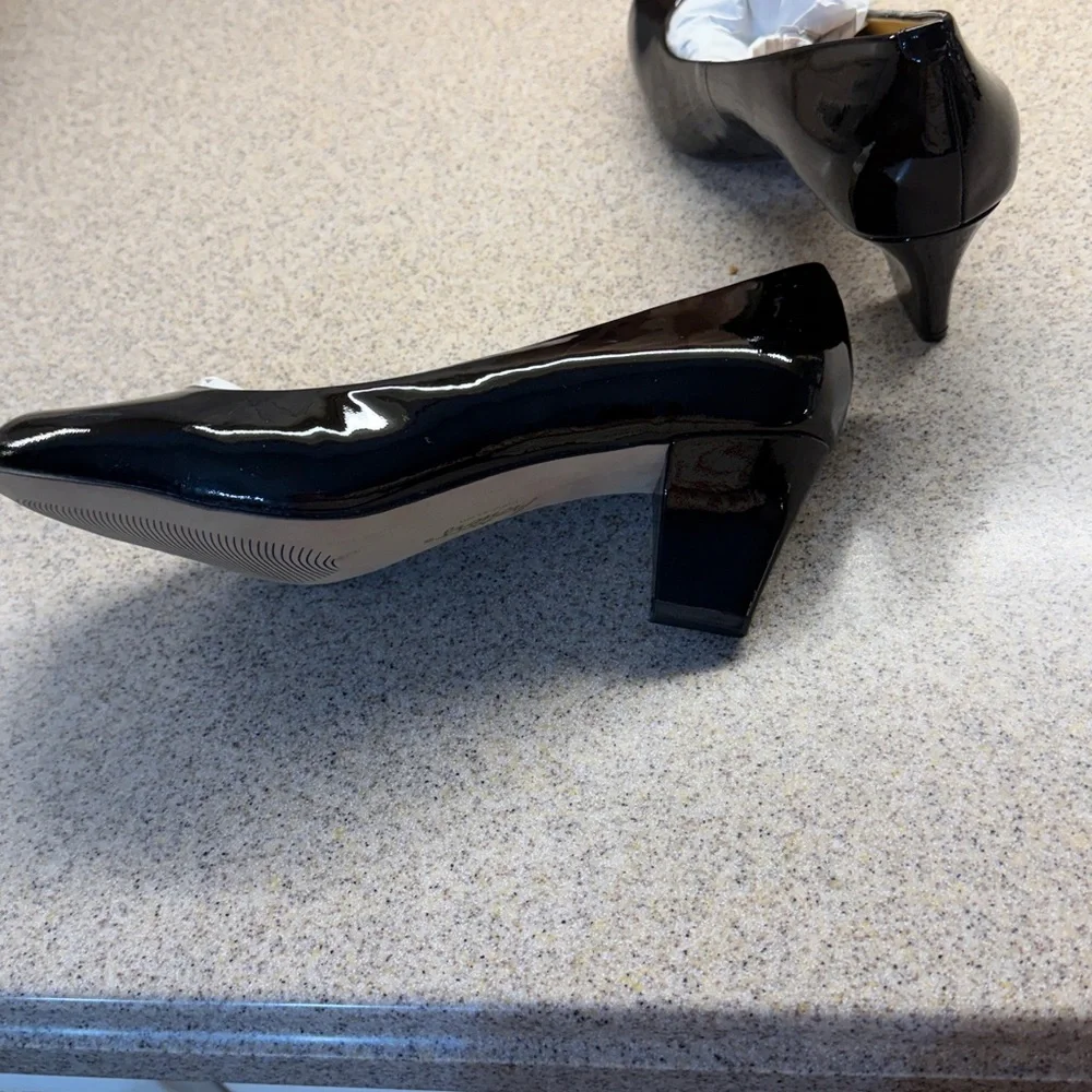 Elegant Black Women's Pumps by Trotters Leather 8 wide new